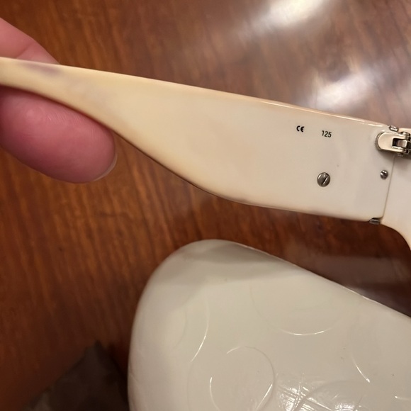COACH WHITE ARABELLA SUNGLASSES. EXCELLENT CONDITION. WHITE EMBOSSED CASE. EUC - Picture 8 of 15